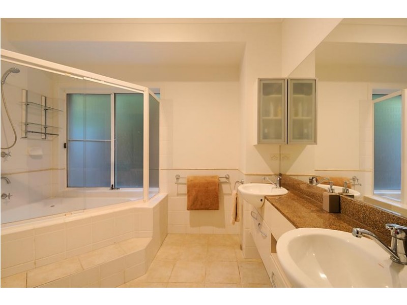 2044 Carlton Close, Hope Island QLD 4212