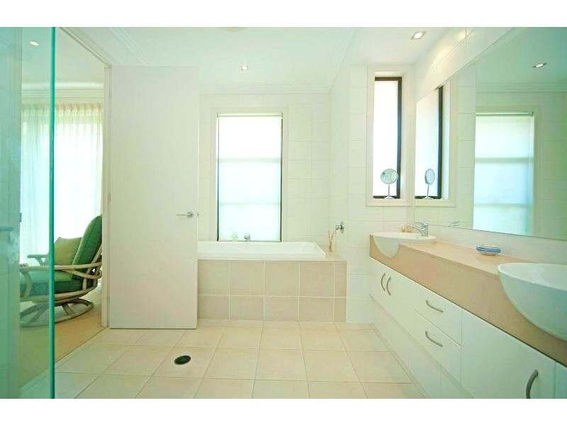 2350 Belmont Court East, Hope Island QLD 4212