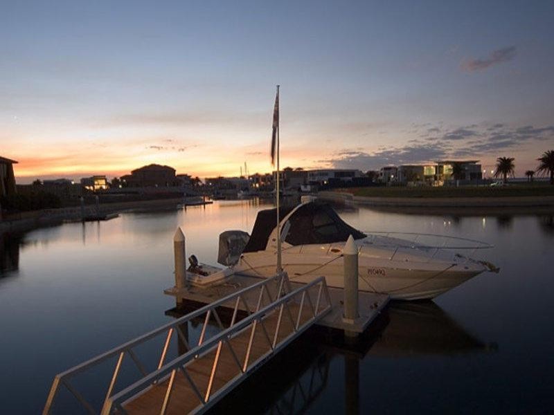 45 Royal Albert Crescent, Sovereign Islands QLD 4216