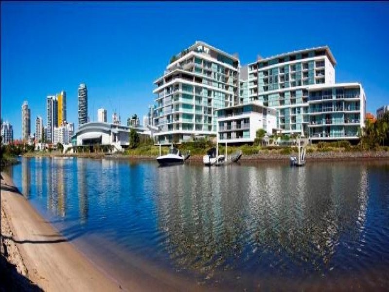33 TE Peters Drive, Broadbeach QLD 4218