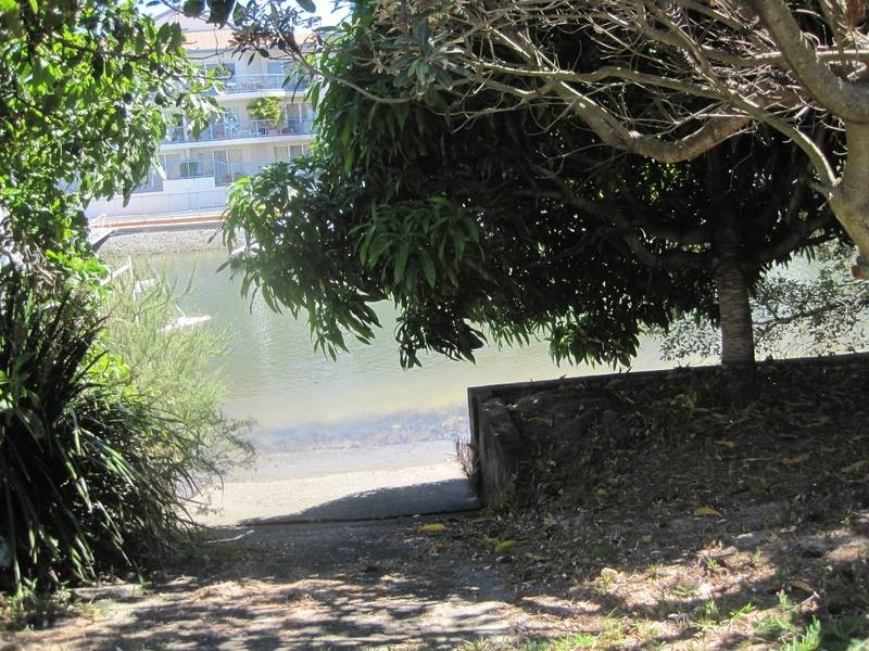 18 Oatland Esplande, Runaway Bay QLD 4216