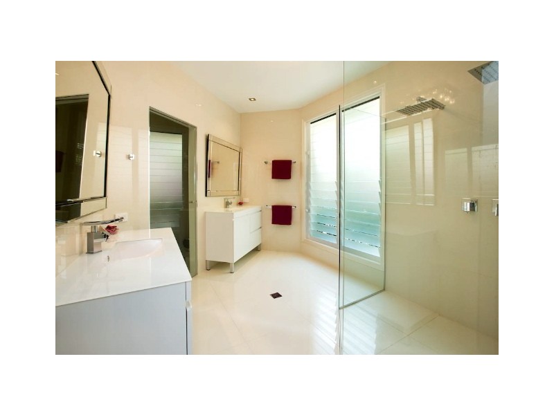 18 Nirvana Court, Runaway Bay QLD 4216