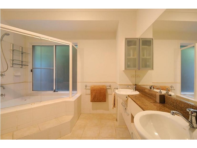 2044 Carlton Close, Hope Island QLD 4212