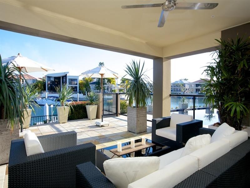 18 Queen Guineveres Place, Sovereign Islands QLD 4216