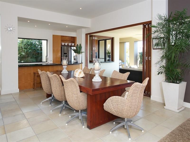 18 Queen Guineveres Place, Sovereign Islands QLD 4216