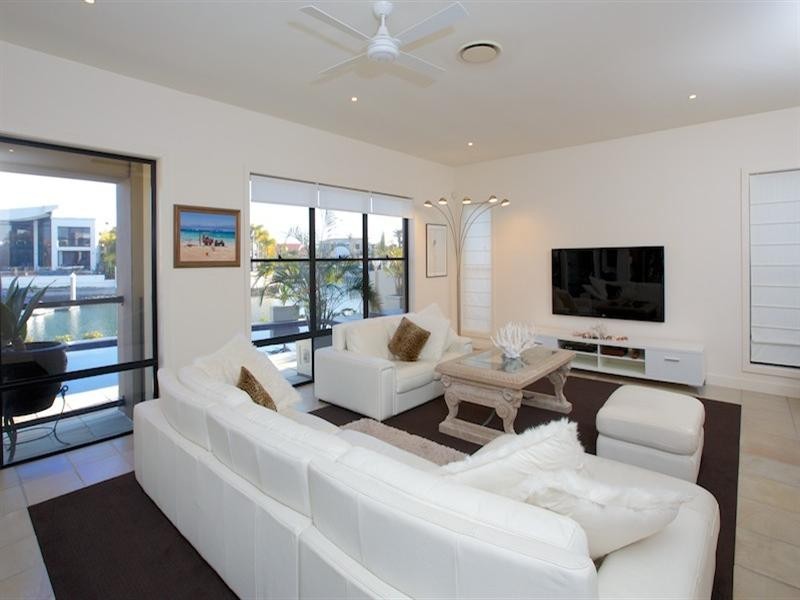 18 Queen Guineveres Place, Sovereign Islands QLD 4216