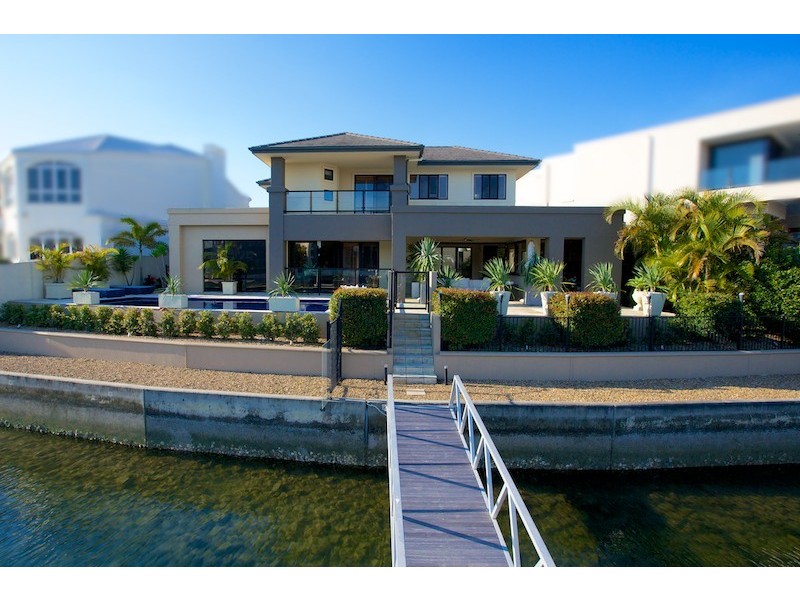 18 Queen Guineveres Place, Sovereign Islands QLD 4216