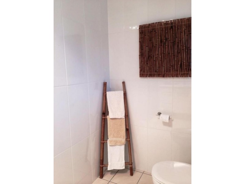 27 Errol Avenue, Paradise Point QLD 4216