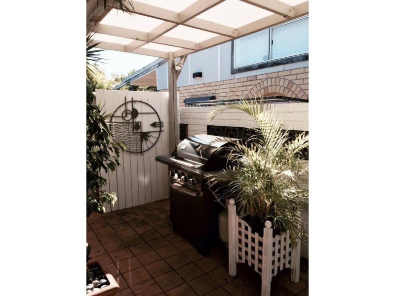 27 Errol Avenue, Paradise Point QLD 4216