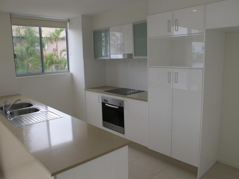 8 Victor Avenue, Paradise Point QLD 4216