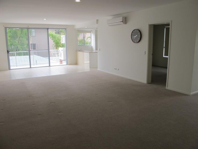 8 Victor Avenue, Paradise Point QLD 4216