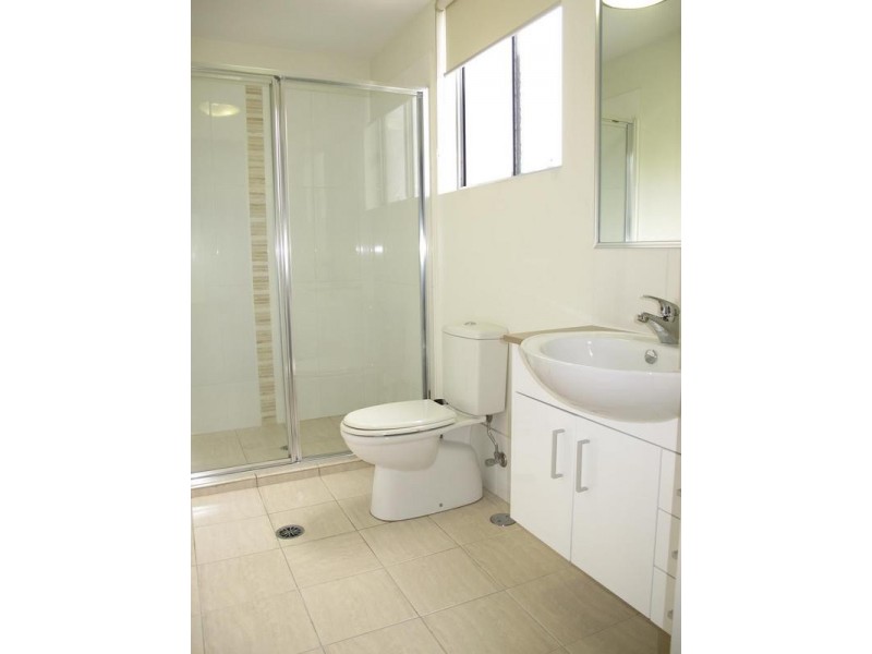 8 Victor Avenue, Paradise Point QLD 4216