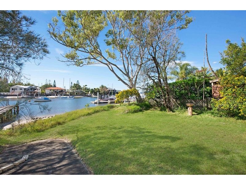 27 Howard Street, Runaway Bay QLD 4216