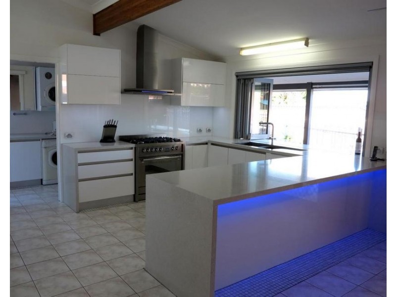 4 Matthew Flinders Drive, Paradise Point QLD 4216