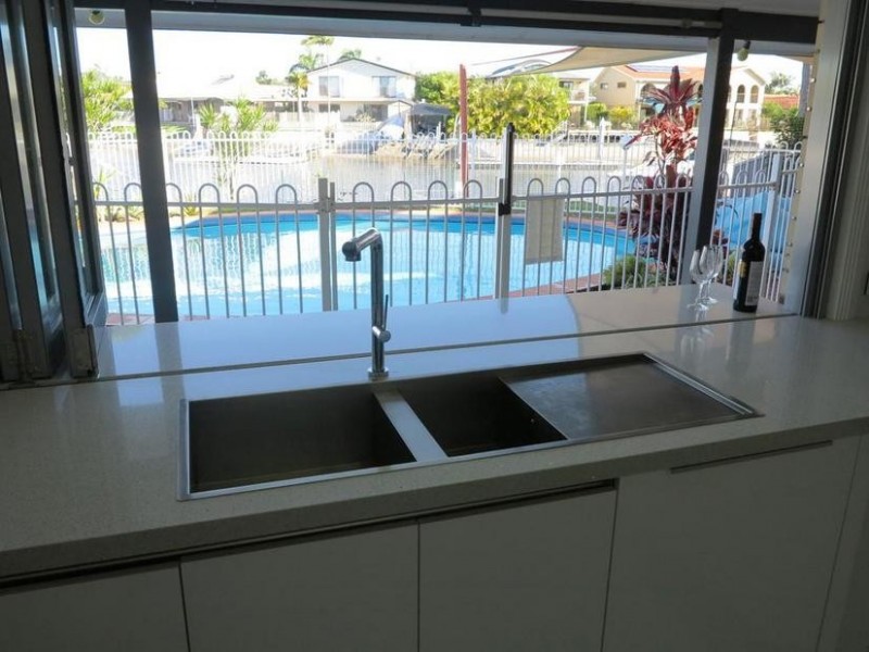 4 Matthew Flinders Drive, Paradise Point QLD 4216