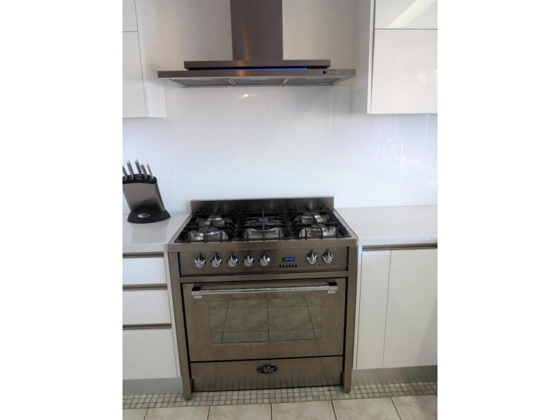 4 Matthew Flinders Drive, Paradise Point QLD 4216