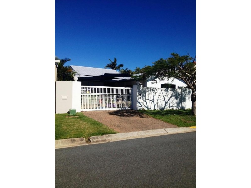 9 Girua Avenue, Runaway Bay QLD 4216