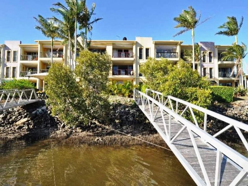 2/18 Jennifer Avenue, Runaway Bay QLD 4216