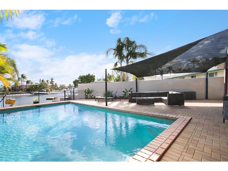 2 Dobell Avenue, Paradise Point QLD 4216