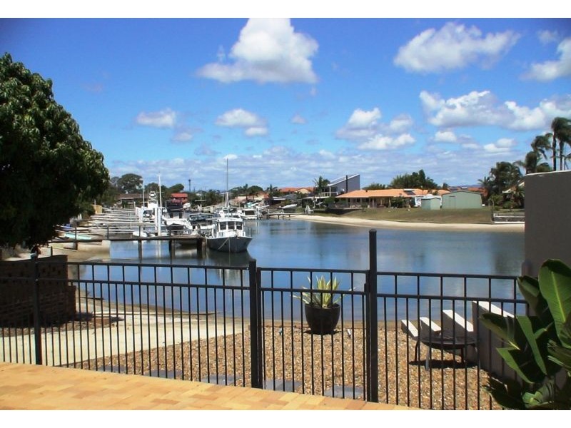 2 Dobell Avenue, Paradise Point QLD 4216