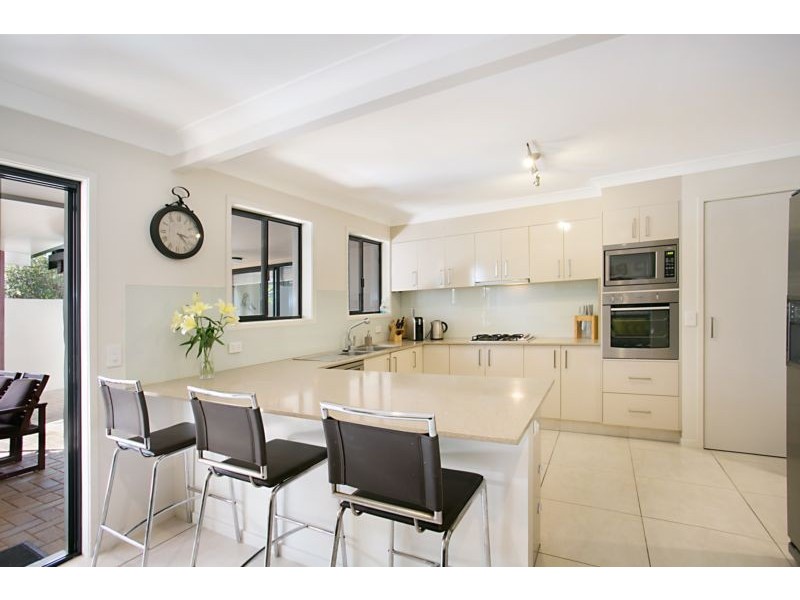 2 Dobell Avenue, Paradise Point QLD 4216