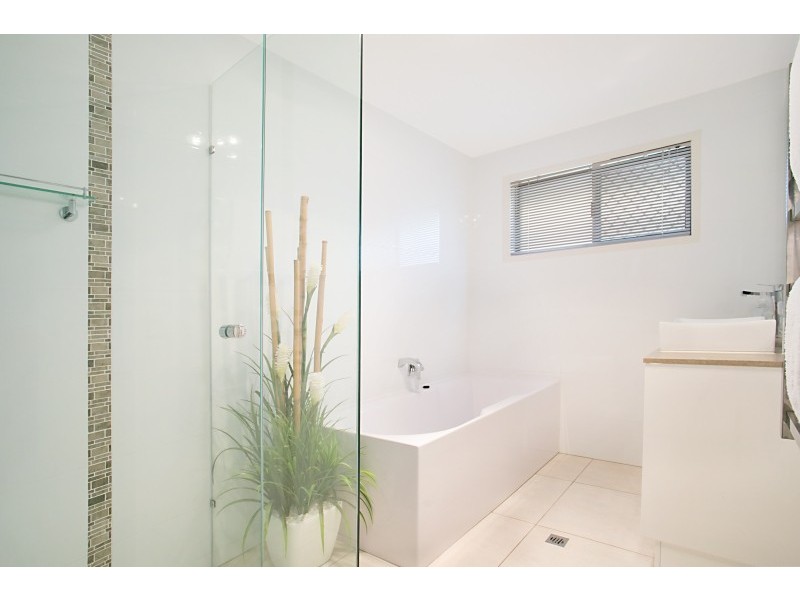 2 Dobell Avenue, Paradise Point QLD 4216