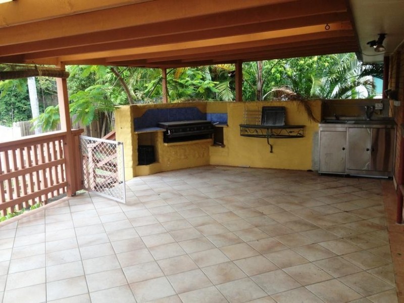 2/4 Lara Avenue, Southport QLD 4215