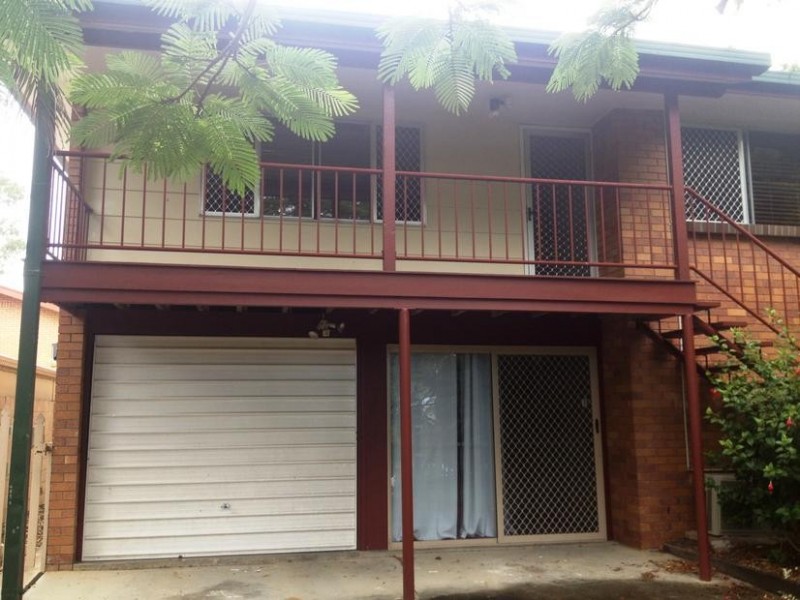 2/4 Lara Avenue, Southport QLD 4215