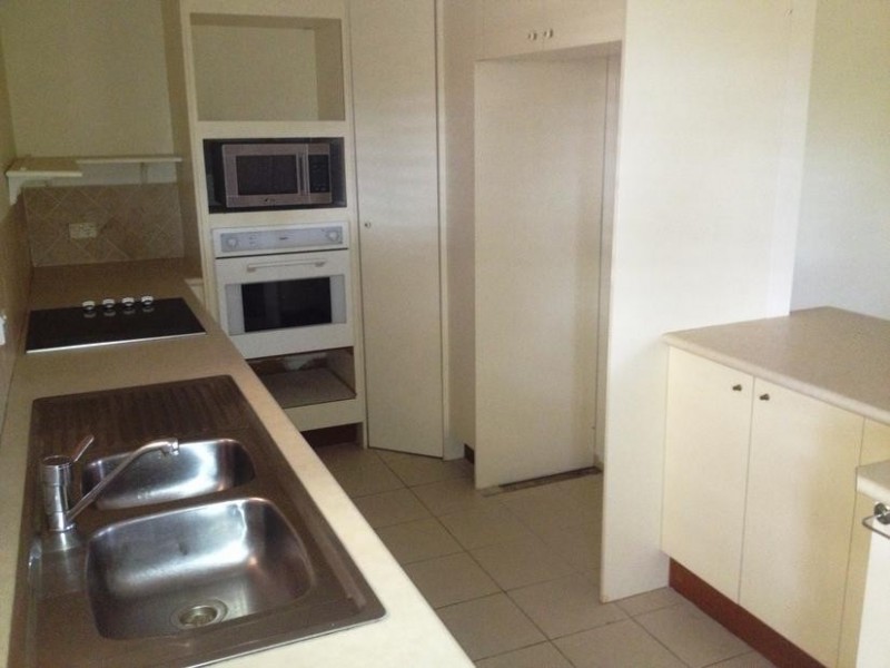 2/4 Lara Avenue, Southport QLD 4215