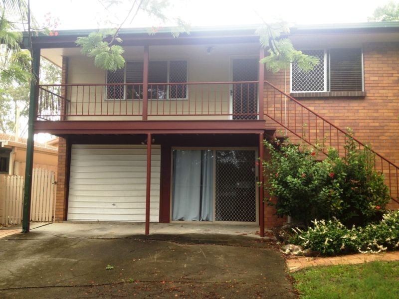 1/4 Lara Avenue, Southport QLD 4215