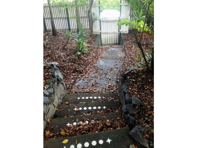 1/4 Lara Avenue, Southport QLD 4215