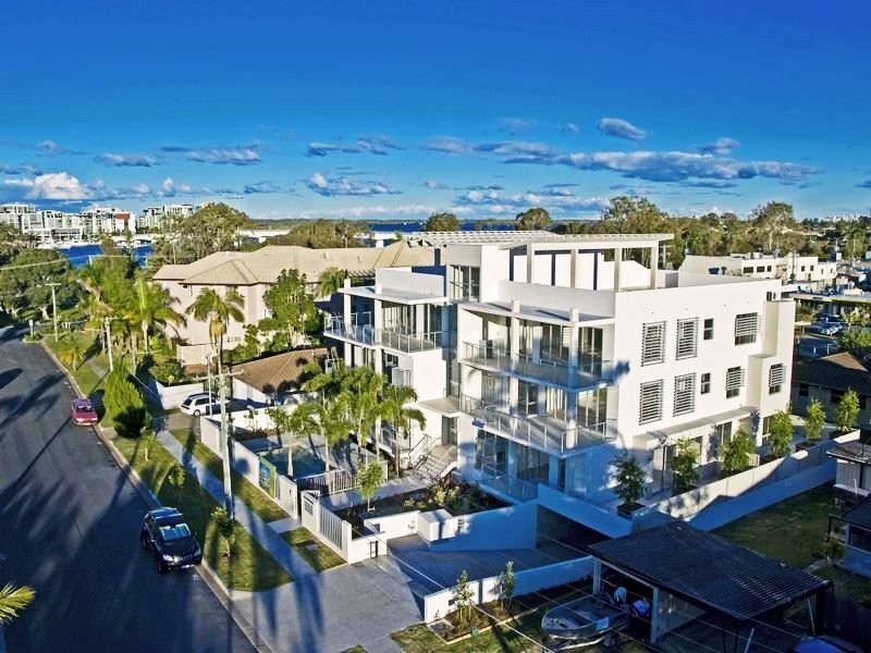 8 Victor Avenue, Paradise Point QLD 4216