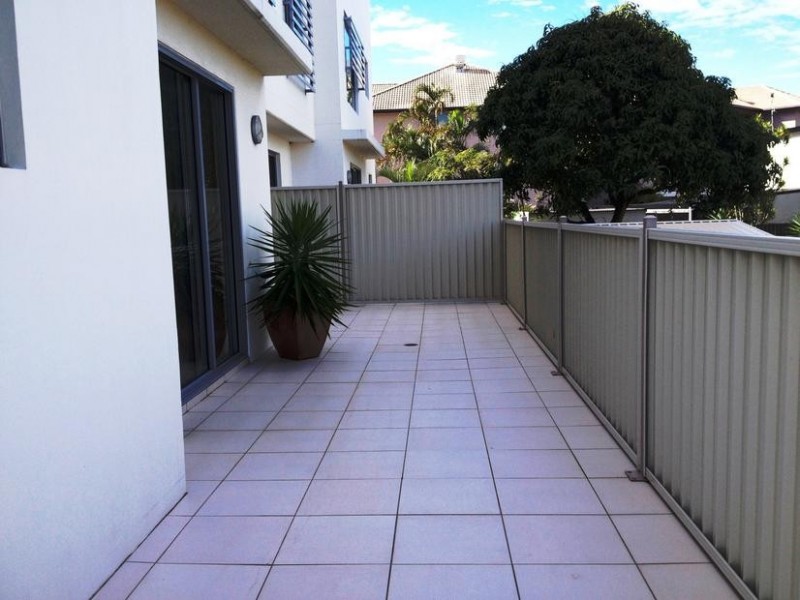 8 Victor Avenue, Paradise Point QLD 4216