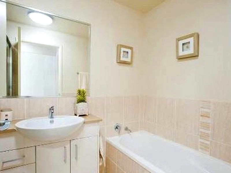 8 Victor Avenue, Paradise Point QLD 4216