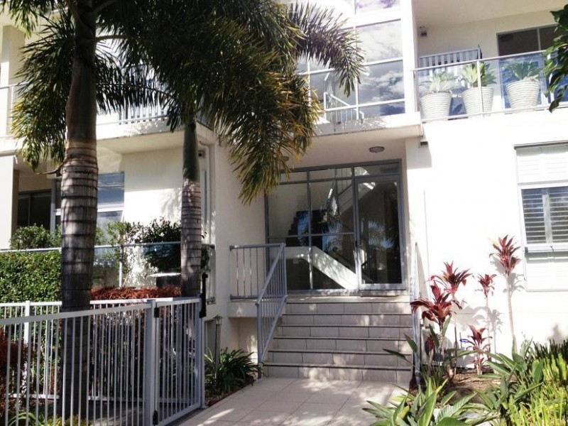 8 Victor Avenue, Paradise Point QLD 4216