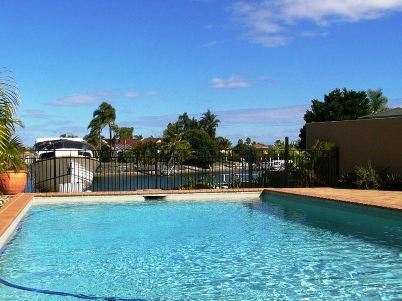 2 Dobell Avenue, Paradise Point QLD 4216