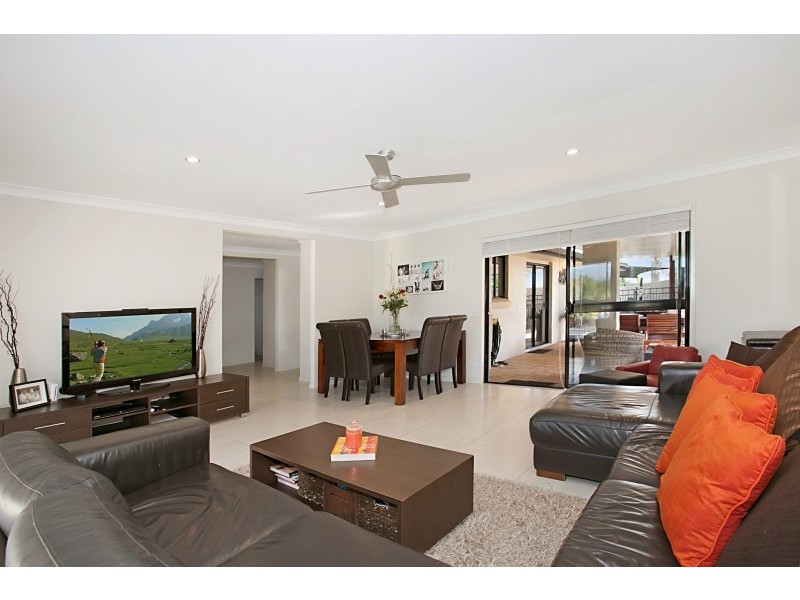 2 Dobell Avenue, Paradise Point QLD 4216