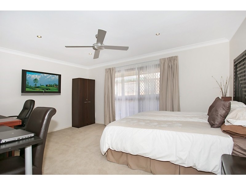 2 Dobell Avenue, Paradise Point QLD 4216