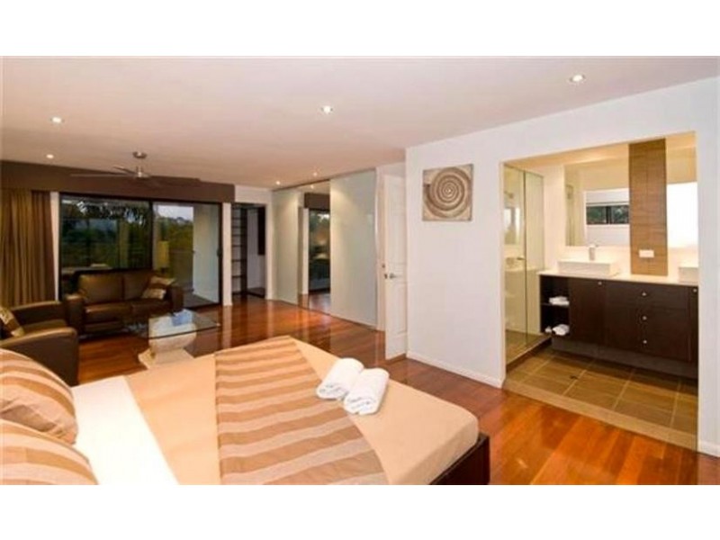 7 Rudd Street, Broadbeach Waters QLD 4218