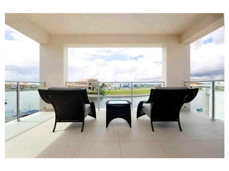 3 Royal Albert Crescent, Sovereign Islands QLD 4216