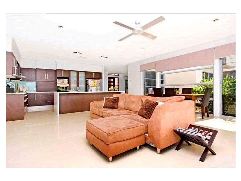 3 Royal Albert Crescent, Sovereign Islands QLD 4216