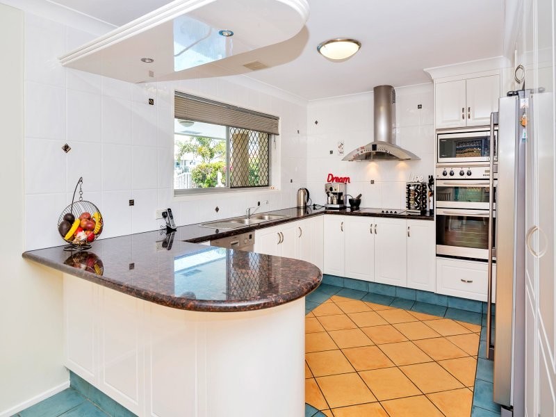 8 Dobell Avenue, Paradise Point QLD 4216