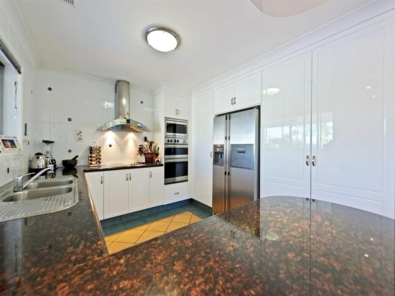 8 Dobell Avenue, Paradise Point QLD 4216