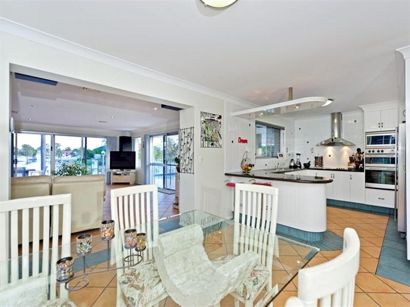 8 Dobell Avenue, Paradise Point QLD 4216