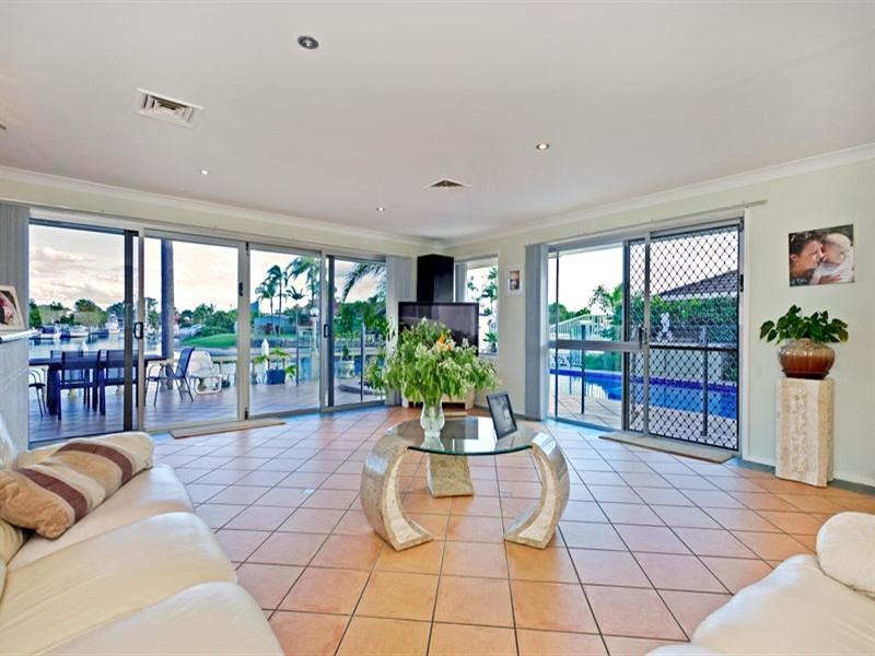 8 Dobell Avenue, Paradise Point QLD 4216
