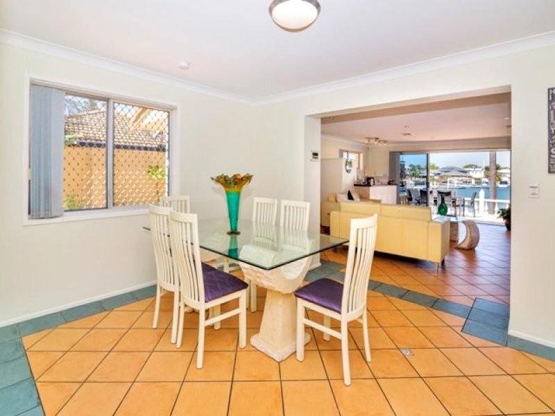 8 Dobell Avenue, Paradise Point QLD 4216
