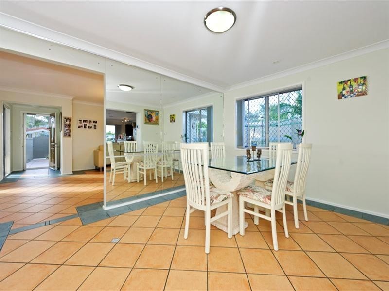 8 Dobell Avenue, Paradise Point QLD 4216