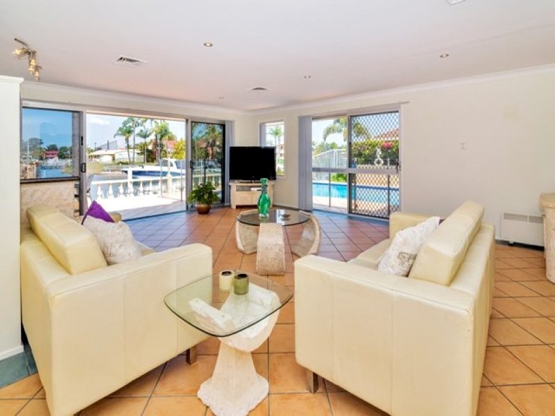 8 Dobell Avenue, Paradise Point QLD 4216