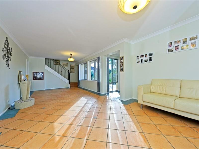 8 Dobell Avenue, Paradise Point QLD 4216