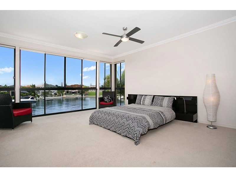 4 The Peninsula, Sovereign Islands QLD 4216